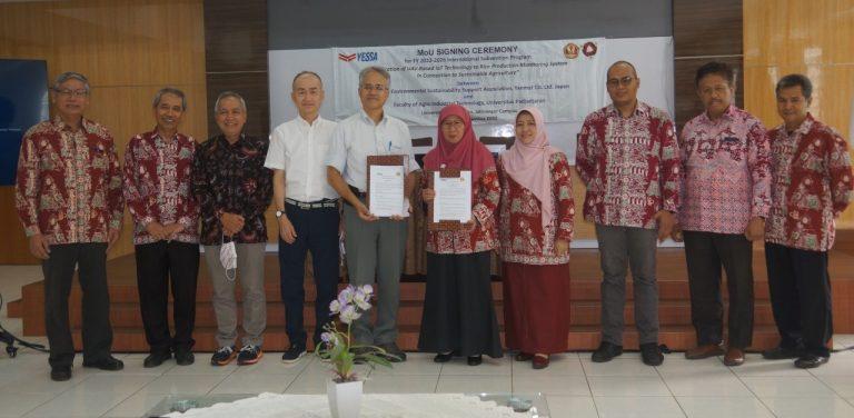 Dr. Sarifah Nurjanah, M.App.Sc. dan Keita Kamikubo diapit Osamu Sugano dan Prof. Ir. Chay Asdak, M.Sc., Ph.D. serta para wakil dekan FTIP dan Tim Periset